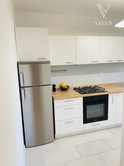 VALEN | Priestranný 3-izbový byt na prenájom v centre Petržalky