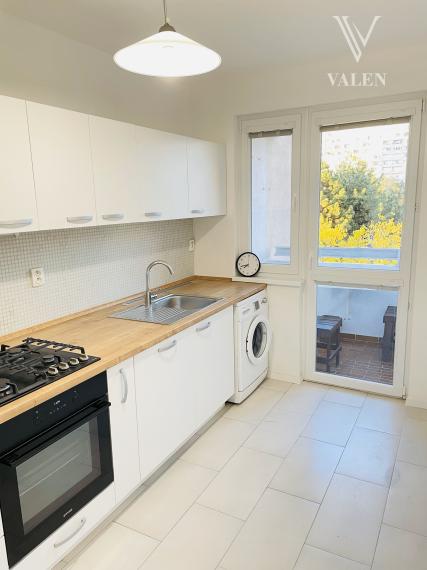 VALEN | Priestranný 3-izbový byt na prenájom v centre Petržalky