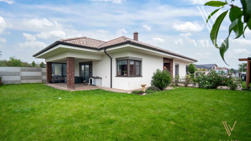 P R E D A N É VALEN |  Podmanivý 4i bungalov s malebnou záhradou a jacuzzi