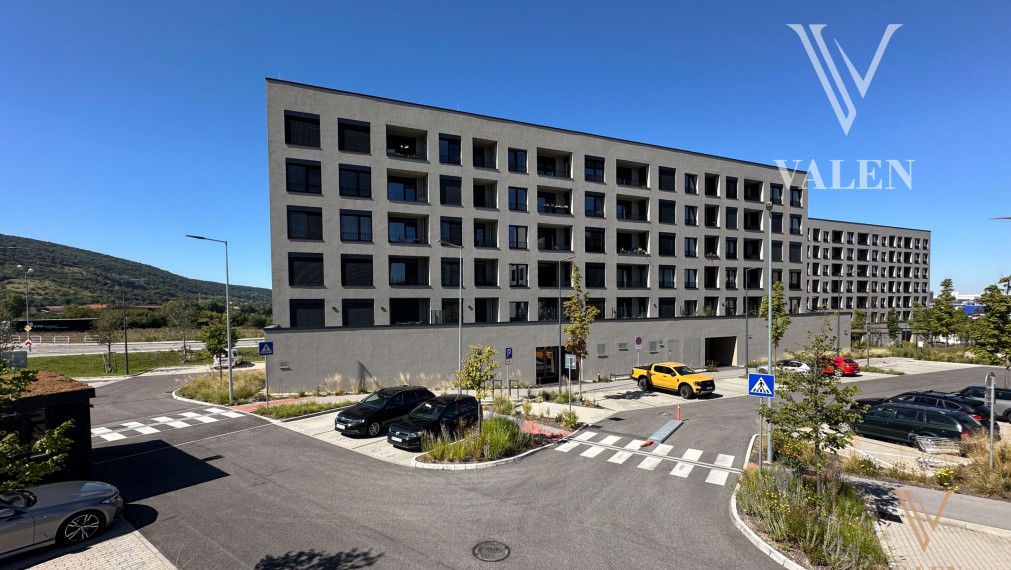 *REZERVOVANÝ* VALEN | Pekný priestranný 2i byt s balkónom v projekte Bory