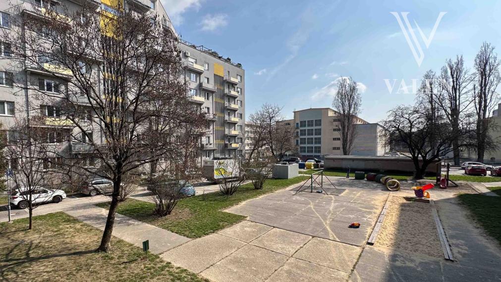 VALEN | Moderný 3-izbový mezonet s parkovaním – Trenčianska