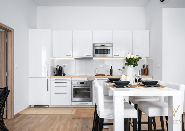 VALEN | REZERVOVANÉ Slnečný 2i apartmán s vysokými stropmi v downtowne