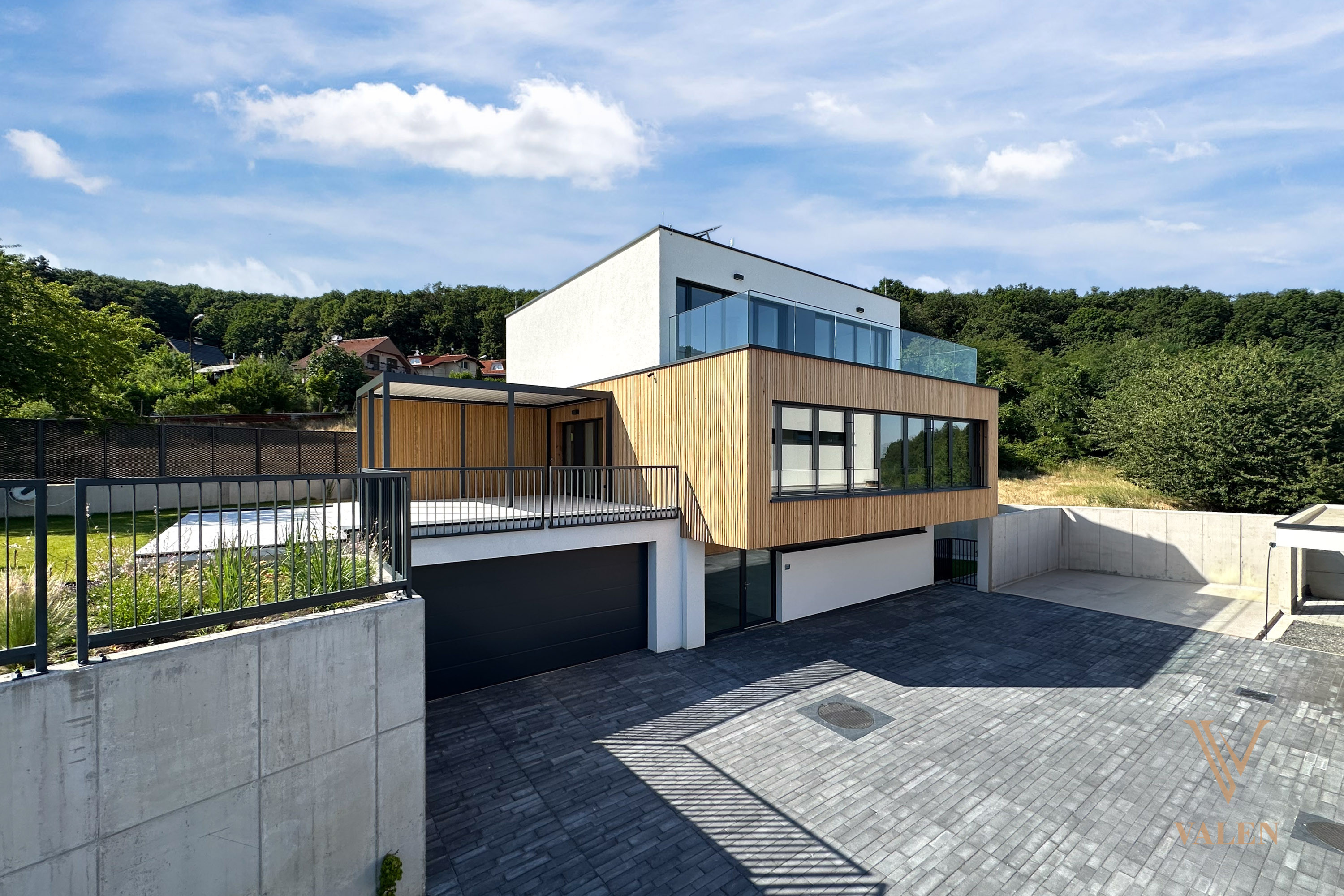 Vila 2 – exteriér s terasou orientovanou na mesto